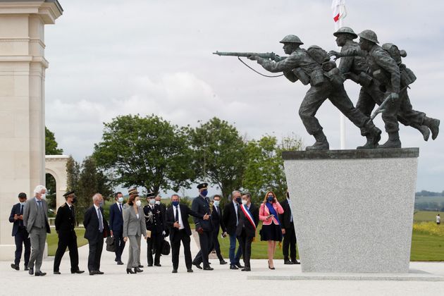 Lord Edward Llewellyn, embassadeur britannique en France et la ministre de la défense Florence Parly face au mémorial de Ver-sur-Mer, le 6 juin 2021 (Photo by STEPHANE MAHE / POOL / AFP)