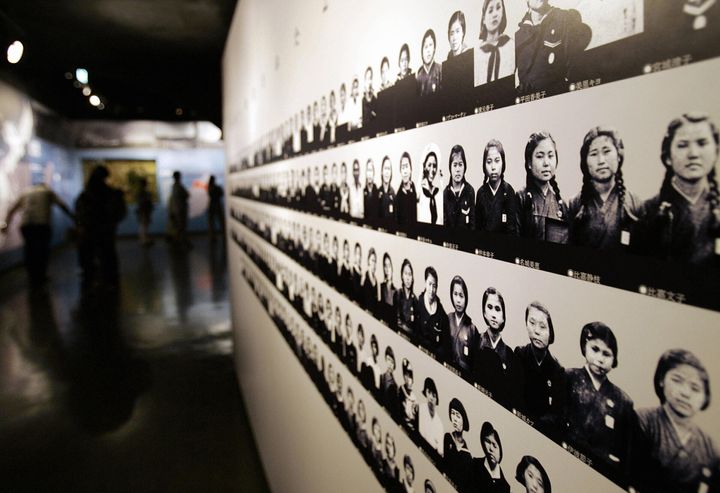 ひめゆり平和記念館に展示されたひめゆり学徒隊の写真（撮影は2005年）