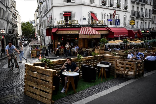 Des clients attablés à la terrasse éphémère d'un café à Paris, le 23 juillet 2020