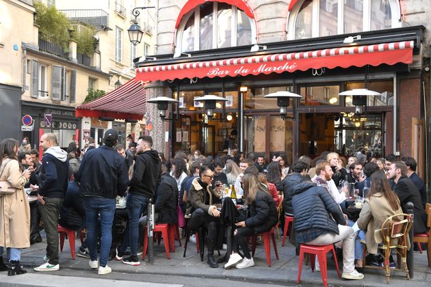 À partir de ce 9 juin, une nouvelle étape du déconfinement est franchie, avec notamment le passage du couvre-feu à 23 heures et un assouplissement du dispositif sanitaire dans les bars et restaurants.