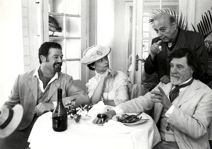 Ο σκηνοθέτης με τον Όουεν Τιλ, την Σαρλότ Ράμπλινγκ και τον Άλαν Μπέιτς στα γυρίσματα της ταινίας "Ο Βυσσινόκηπος" (1999).