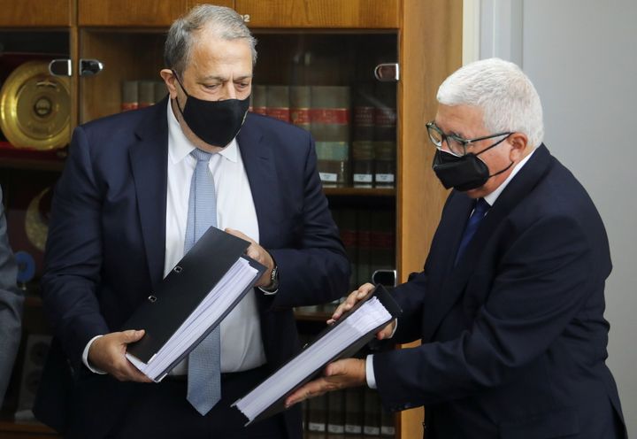 Ο Μύρων Νικολάτος, πρώην επικεφαλής της Κυπριακής Δικαιοσύνης και επικεφαλής της εξεταστικής επιτροπής, παραδίδει εδώ το πόρισμά του στον Γενικό Εισαγγελέα Γιώργο Σαββίδη. 7 Ιουνίου 2021.. REUTERS/Yiannis Kourtoglou