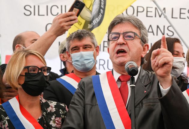 Jean-Luc Melenchon en plein discours lors de la manifestation des grévistes de FerroPem contre un plan social à l'usine de 