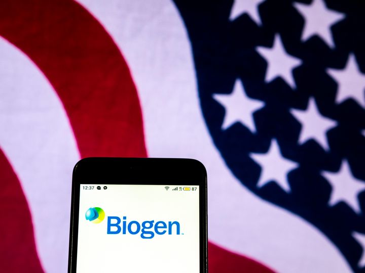 Το λογότυπο της Biogen πάνω στην οθόνη ενός κινητού τηλεφώνου. (Photo Illustration by Igor Golovniov/SOPA Images/LightRocket via Getty Images)