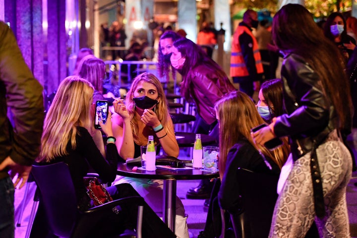 Jóvenes en una terraza de Sitges, Barcelona