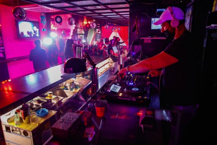 Un pub de Barcelona, durante una de las pruebas piloto de reapertura en mayo