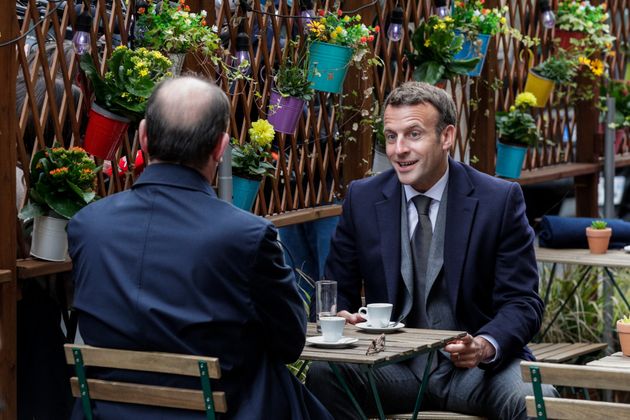 Jean Castex et Emmanuel Macron à la terrasse d'une café à Paris, le 19 mai 2021.