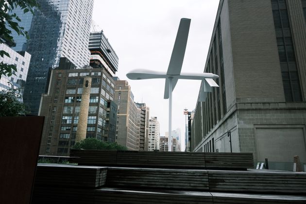 Ενα «απειλητικό» γιγαντιαίο γλυπτό drone στην καρδιά της Νέας