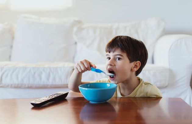 Selon une étude, le niveau de langage à 2 ans était plus faible chez les enfants “toujours” exposés à la télévision pendant les repas de famille par rapport aux enfants qui ne l’étaient “jamais”.  (Photo d'illustration Thanasis Zovoilis / Getty Images)