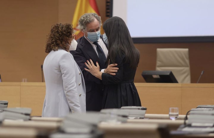 El empresario Ignacio López del Hierro, marido de María Dolores de Cospedal, con la diputada del PP Carmen Riolobos y la portavoz de Vox en el Congreso, Macarena Olona, el pasado 2 de junio en la comisión de Kitchen.