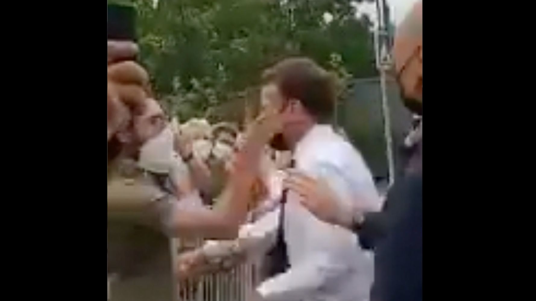 Macron, abofeteado por un hombre en la calle | El HuffPost