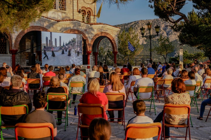 Στην πλατεία Αγίου Γεωργίου στους Δελφούς 