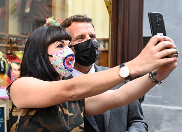 Après avoir reçu une gifle au cours d'un déplacement dans la Drôme, Emmanuel Macron s'est tout de même prêté au jeu du bain de foule, fustigeant les auteurs 