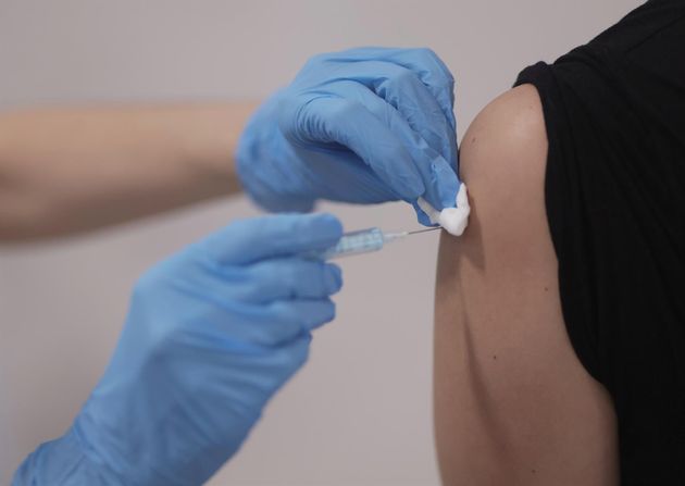 Una persona recibe una dosis de la vacuna contra la