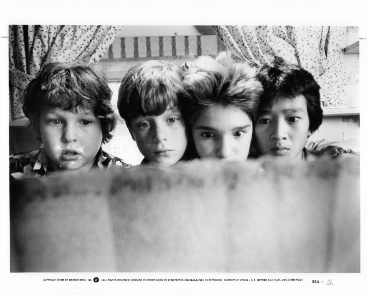 1985年公開の名作『グーニーズ』。左からジェフ・コーエン、ショーン・アスティン、コリー・フェルドマン、キー・ホイ・クァン。大ヒットを受け、それぞれ子役として人気者に