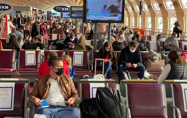 Passagers en salle d'attente occupant un siège sur deux à l'aéroport de Roissy, à Paris, France, le 26 décembre 2020.