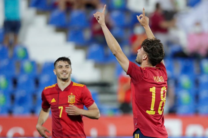 Javier Puadocelebra el 4-0 durante el amistoso España-Lituania celebrado el 8 de junio en Leganés.