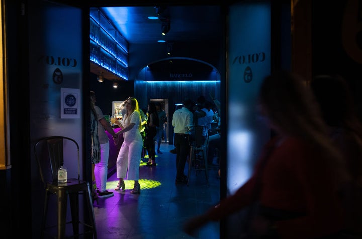 Gente en una discoteca de Sevilla la primera noche sin toque de queda