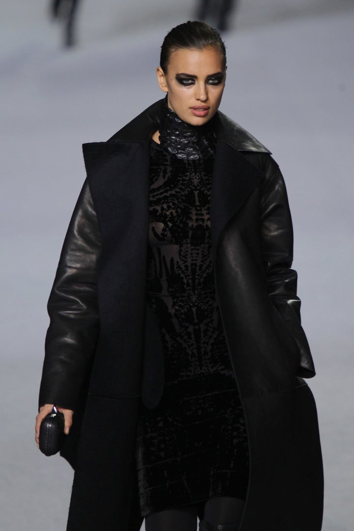 Irina Shayk, en el desfile de la firma Kanye West Ready-To-Wear Otoño/Inverno 2012 en la Paris Fashion Week.