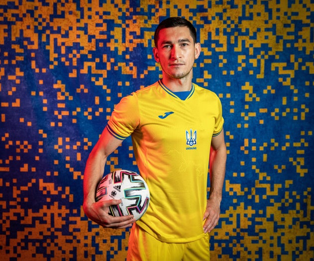 Taras Stepanenko, un des joueurs de l'équipe ukrainienne, pose avec le maillot dénoncé par la Russie le 31 mai 2021.
