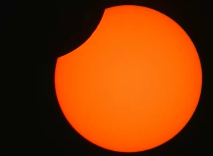 Imagen del eclipse solar desde el Planetario de Madrid.