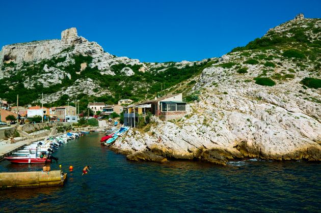 Quelle est cette algue verte qui inquiète dans les calanques de Marseille ? (Photo de la calanque de Callelongue à Marseille où l'algue a été observée. Par Yann Guichaoua-Photos via Getty Images)