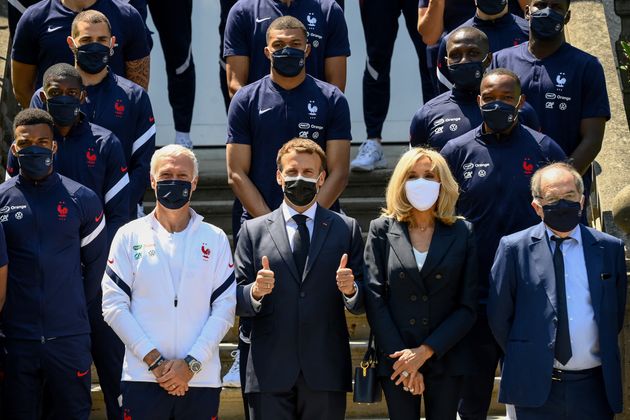 Avant le début de l'Euro-2020, Emmanuel Macron a rendu visite aux Bleus à Clairefontaine (Photo by FRANCK FIFE / POOL / AFP)