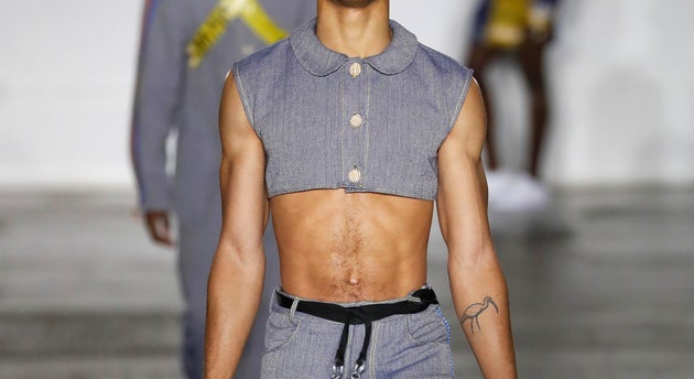 Le crop top opère son retour depuis plusieurs années sur les podiums, comme ici au défilé Bethany Williams, en 2020.