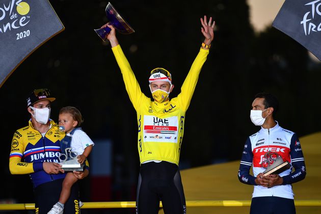 Tadej Pogacar, maillot jaune de la précédente édition, accompagné sur le podium par Primoz Roglic et Richie Porte le 20 septembre 2020 à Paris.