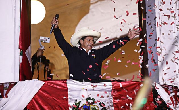 Le candidat présidentiel de gauche Pedro Castillo du Perú Libre parle à ses partisans depuis le balcon du siège de son parti à Lima, au Pérou, le 8 juin 2021. Pedro Castillo est en tête du second tour de l