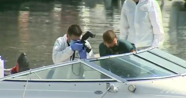 Agentes de la Guardia Civil inspeccionan el barco de Tomás Gimeno