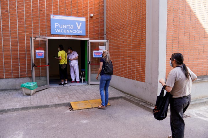 Largas colas para vacunarse en el Hospital Severo Ochoa en Leganés, Madrid.