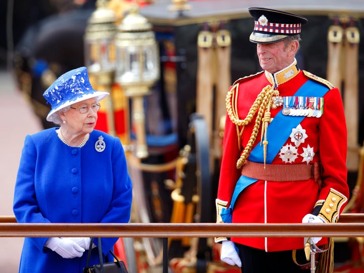 Isabel II junto al duque de Kent en el Trooping The Colour de 2013.
