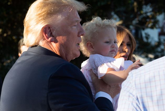 Donald Trump portant un bébé à la Maison Blanche à Washington DC le 21 juin