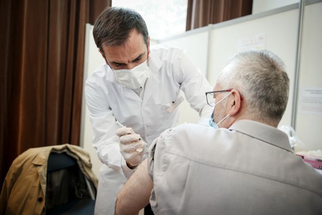 Olivier Véran administre une dose de vaccin à un patient à Montrouge le 11 may 2021. (Photo d'illustration) 