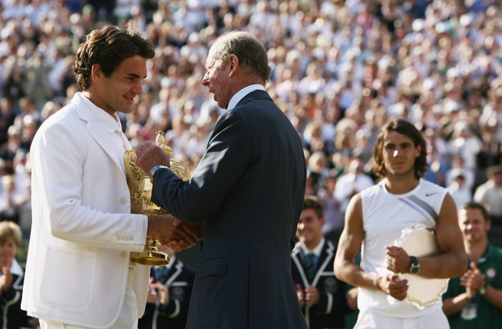 El duque de Kent entregando el trofeo de Wimbledon 2007 a Roger Federer.