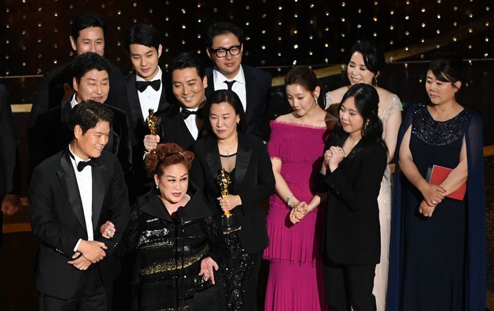 前列左から2番目が『パラサイト』プロデューサーでCJグループ副会長のイ・ミギョン。2020年アカデミー賞授賞式にて