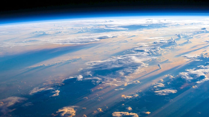 Las nubes sobre el planeta Tierra.