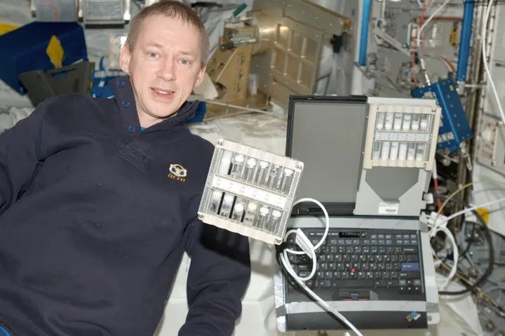 Las espumas se comportan de forma muy diferente cuando no hay gravedad que las deforme. El astronauta Frank De Winne posa en la EEI con el experimento FOAM Stability.