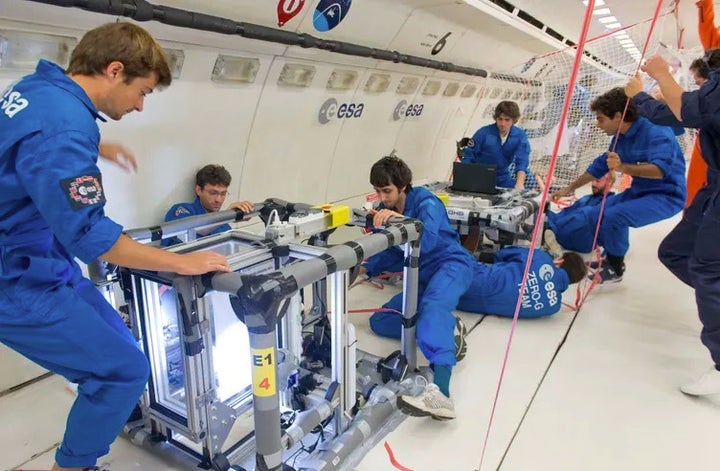 Experimento sobre la interacción entre gotas cargadas eléctricamente, durante un vuelo parabólico.