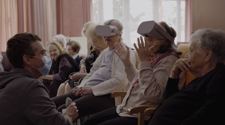 Ο Δημήτρης Καμπανάρος με τους ηλικιωμένους στην μονάδα την ώρα που τους ψυχαγωγεί - εκπαιδεύει με virtual reality