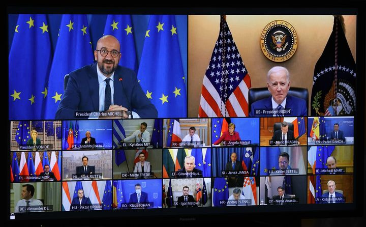25 Mαρτίου 2021. Ο Τζο Μπάιντεν σε τηλεδιάσκεψη κορυφής με τον Πρόεδρο του Ευρωπαϊκού Συμβουλίου Σαρλ ΜΙσέλ και τους ηγέτες των χώρών της ΕΕ. (Photo by EU Council / Pool/Anadolu Agency via Getty Images)
