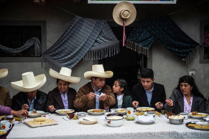 Castillo, en el centro, en un desayuno con su familia el día de la segunda vuelta electoral, en su casa de Chugur. A la izquierda de la foto, los padres del candidato; a la derecha, su mujer Lilia.