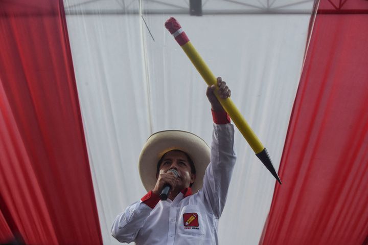 Pedro Castillo, con un lápiz, símbolo de Perú Libre, desde la sede del partido, en Lima, el 25 de mayo de 2021. 