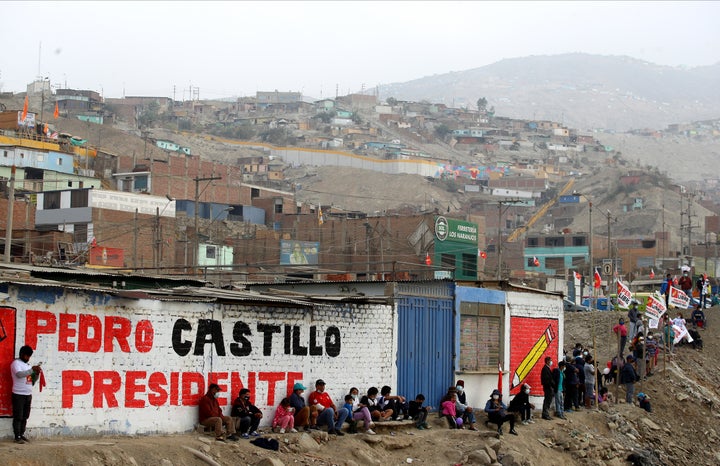 Seguidores de Pedro Castillo esperan su llegada a un acto de campaña en Lima, el 22 de mayo de 2021.