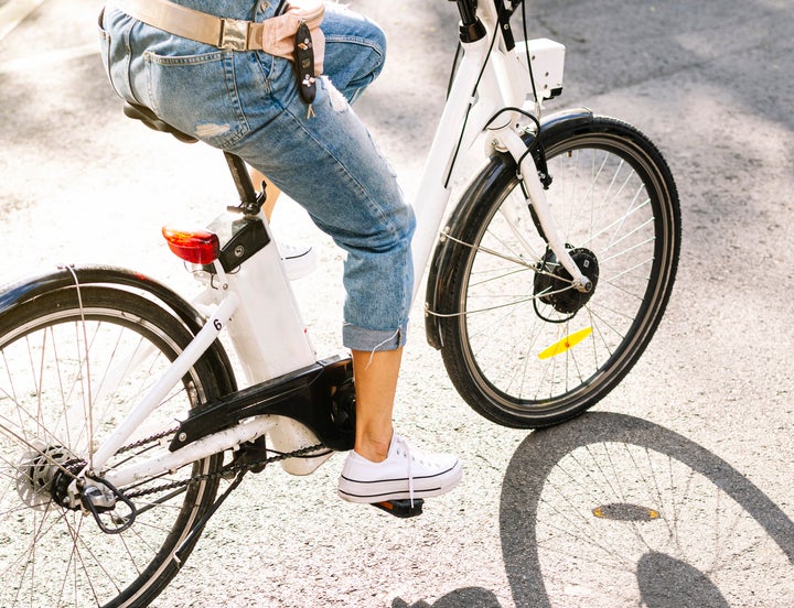 Mujer montando el bicicleta eléctrica.