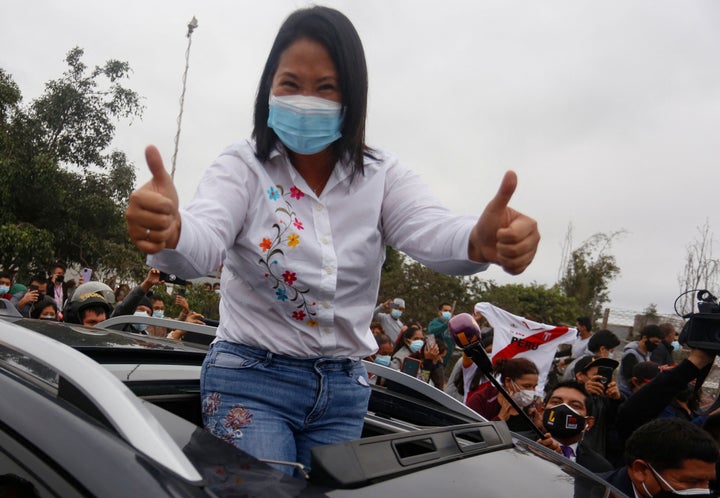 La candidata derechista a la presidencia de Perú, Keiko Fujimori, saluda a sus seguidores después de votar el 6 de junio de 2021.