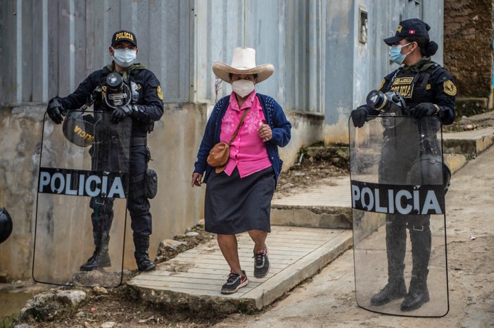 Una mujer va a votar en Tacabamba, en la región de Cajamarca, al norte del país.