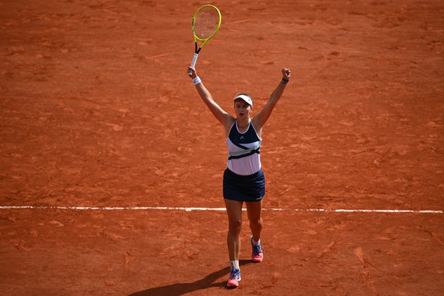 Barbora Krejcikova célèbre sa victoire sur Anastasia Pavlyuchenkova qui lui permet de remporter...