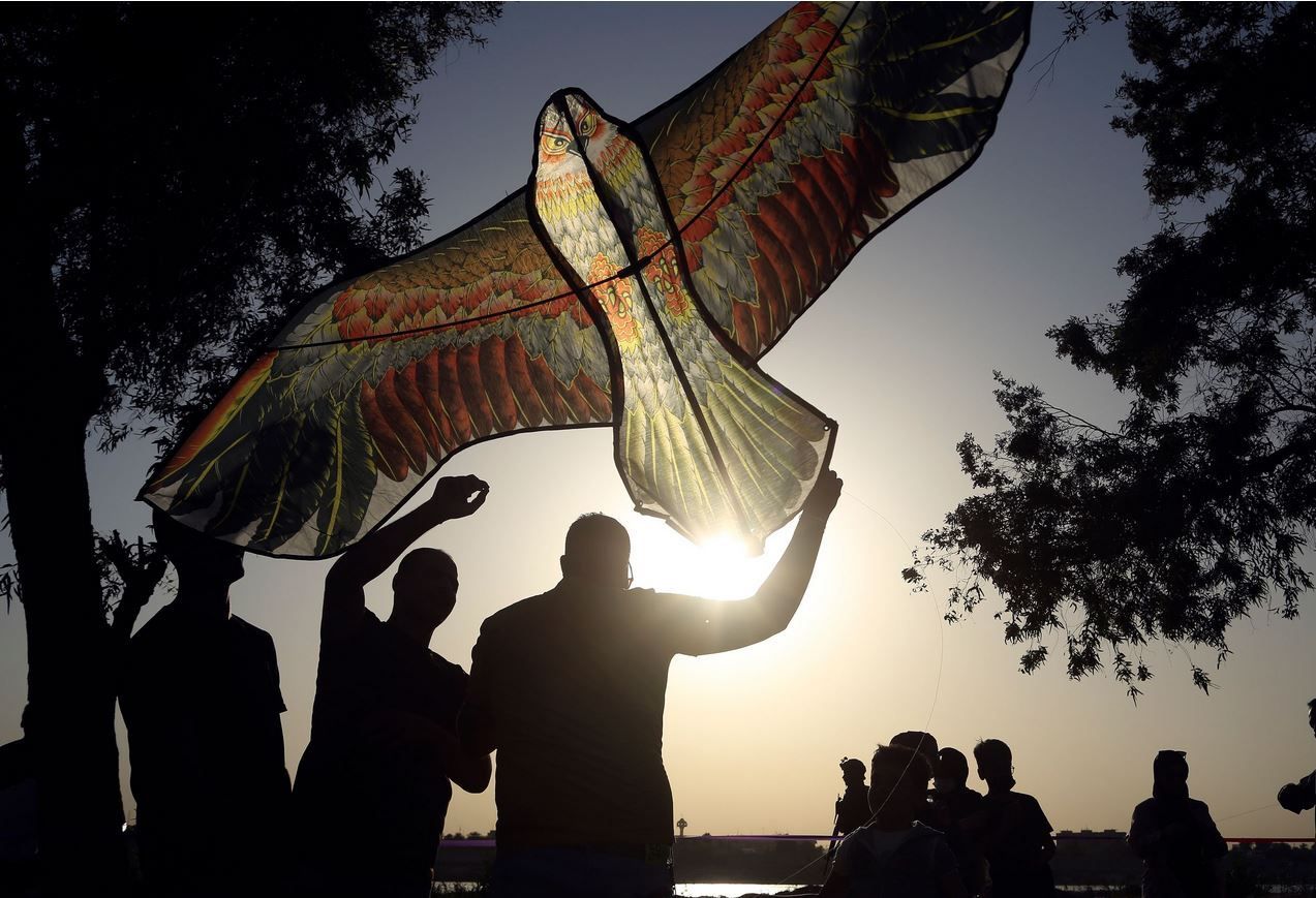 Κόσμος παρακολουθεί το Φεστιβάλ Χαρταετού της Βαγδάτης.